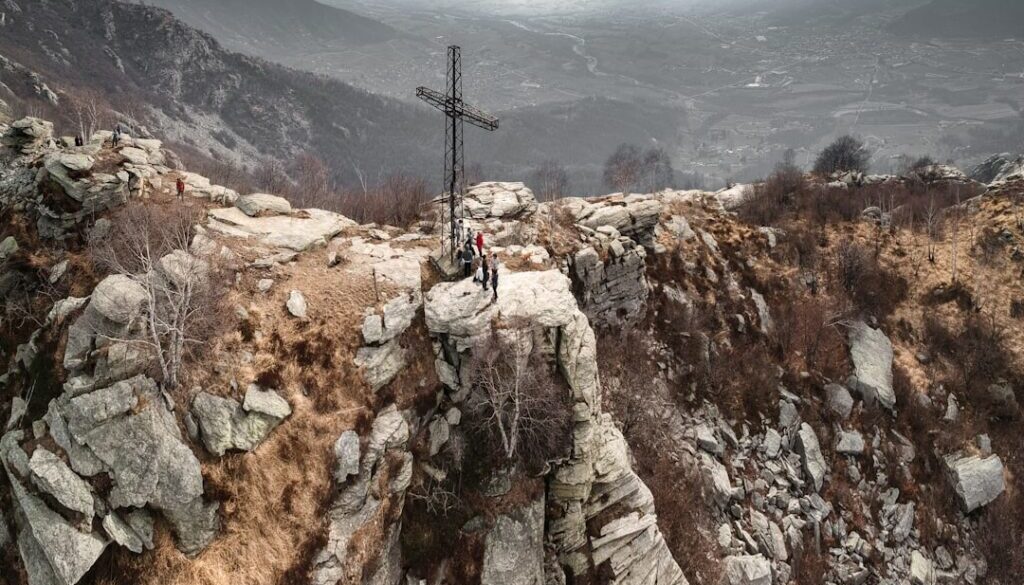 Przekraczanie strumienia w góry – stabilizacja i asekuracja w nurcie