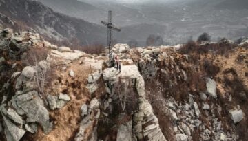 Przekraczanie strumienia w góry – stabilizacja i asekuracja w nurcie