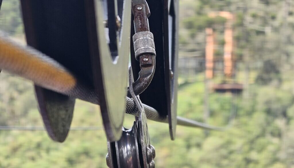 Zejście w stromym terenie – kontrola równowagi i praca kijami