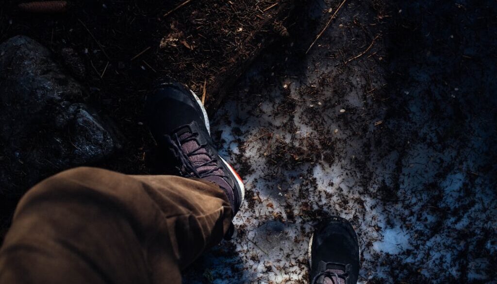 Pielęgnacja stóp w górach – zapobieganie odciskom i odmrożeniom