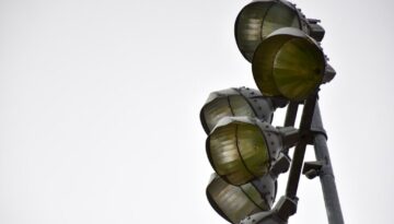 Latarka czołowa w góry – funkcje ułatwiające nawigację nocą