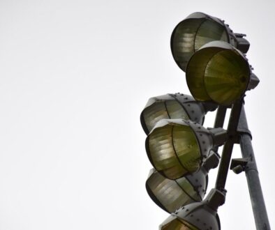 Latarka czołowa w góry – funkcje ułatwiające nawigację nocą