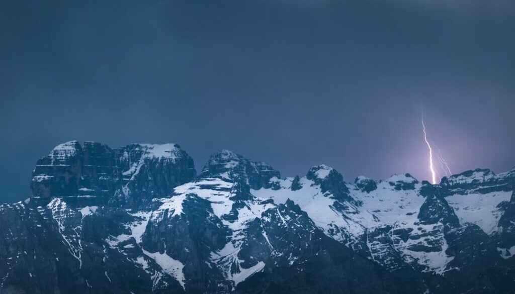 Czołówka czy latarka ręczna – porównanie funkcjonalności w górach