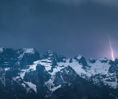 Czołówka czy latarka ręczna – porównanie funkcjonalności w górach
