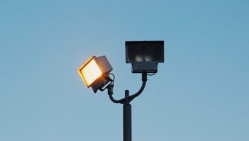 Czołówka LED w góry – tryby świecenia i czas pracy na baterii