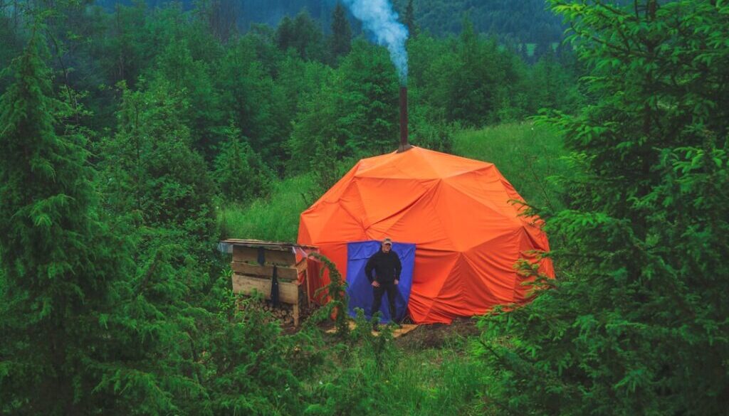 Namiot na wyprawę w góry – odporność na wiatr i deszcz
