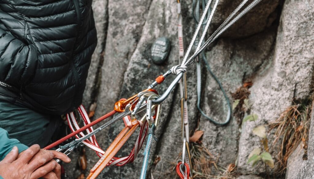 Spodnie trekkingowe w góry – wodoodporność, wiatroszczelność i elastyczność