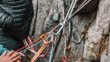 Spodnie trekkingowe w góry – wodoodporność, wiatroszczelność i elastyczność