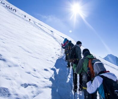 Co zabrać na jednodniową wycieczkę w góry – lista sprzętu według pory roku