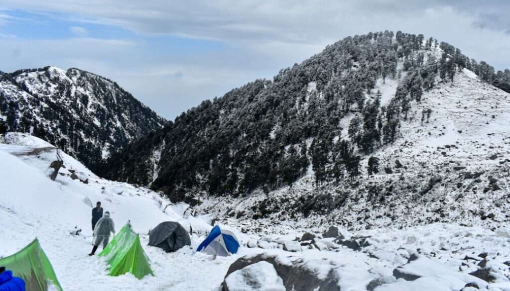 Wędrówka zimowa w górach – planowanie trasy, warstwy odzieży i sprzęt awaryjny
