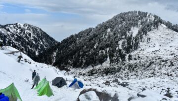 Wędrówka zimowa w górach – planowanie trasy, warstwy odzieży i sprzęt awaryjny